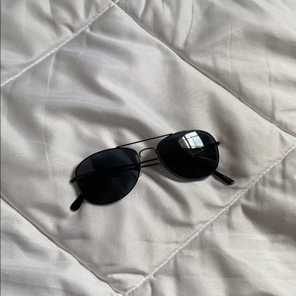 black aviator sunglasses